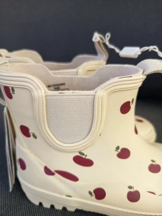 Botas de agua con estampado de manzanas. Talla 24