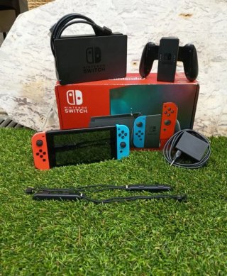 Nintendo Switch Azul/Rojo Completa con accesorios