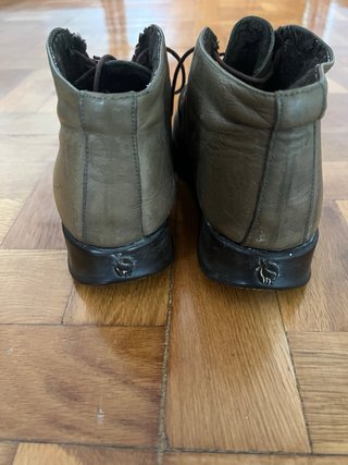Botines de cuero verde oliva. Pitillos. Número 37