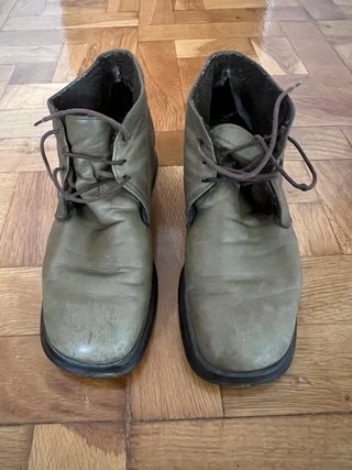 Botines de cuero verde oliva. Pitillos. Número 37
