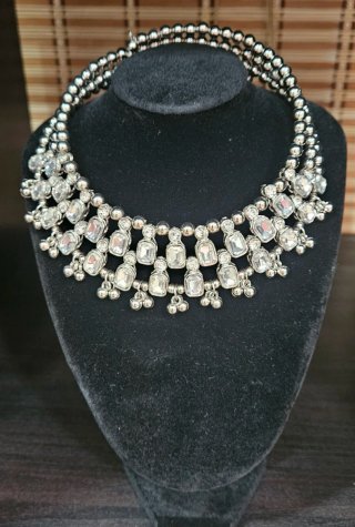 Gargantilla choker plateada con pedrería