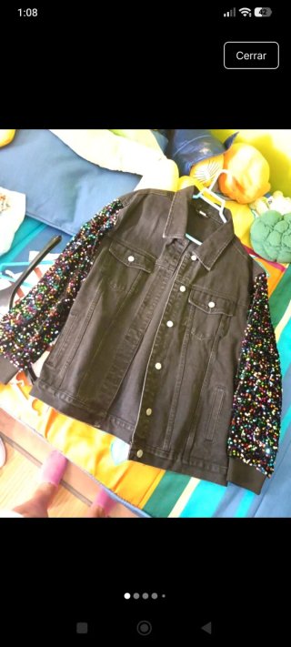 Chaqueta vaquera negra con mangas de lentejuelas