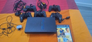 Consola PlayStation 2 con 5 mandos y juego