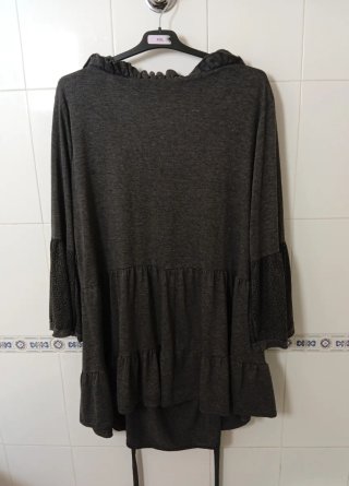 Vestido premamá gris con volantes y estampado.