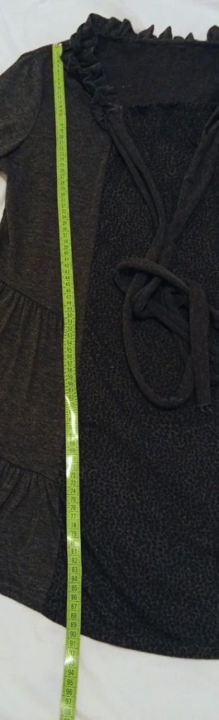 Vestido premamá gris con volantes y estampado.