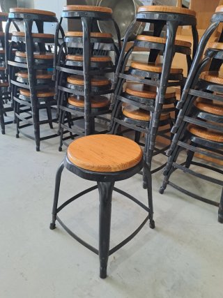 Taburetes bajos metal y madera Cosas de Ocasión