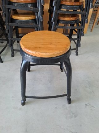Taburetes bajos metal y madera Cosas de Ocasión