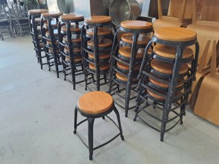 Taburetes bajos metal y madera Cosas de Ocasión