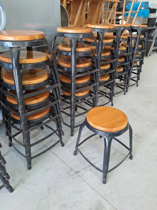 Taburetes bajos metal y madera Cosas de Ocasión