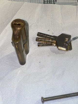 Bombín para puerta con 4 llaves