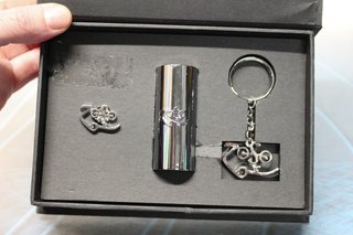 Led Zeppelin. Zoso caja con pin, llavero y slide. + Bolsa de 9 puas Mothership