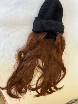 Peluca castaña larga con gorro negro