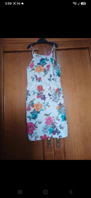 Vestido estampado flores y de encaje.