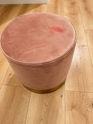 Pouf rotondo in velluto rosa con base dorata