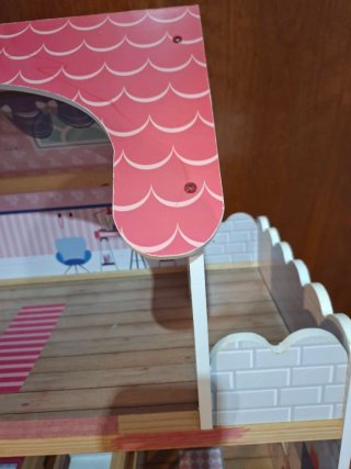 Casita de muñecas de madera