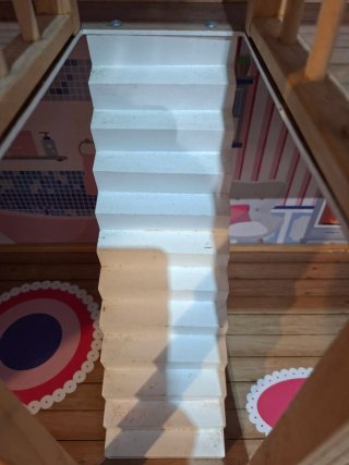 Casita de muñecas de madera