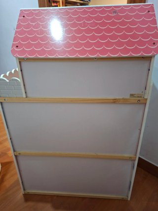 Casita de muñecas de madera