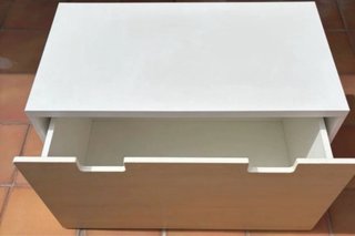 Banco de almacenaje blanco, disponibilidad hasta 3
