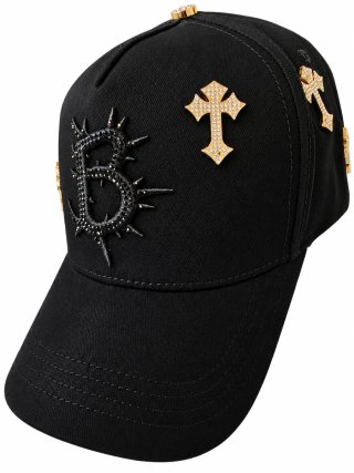 Gorra Negra con Detalles Dorados