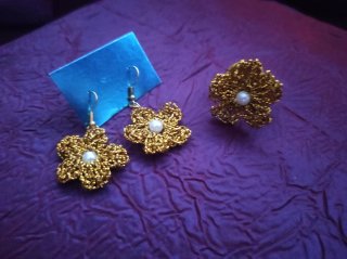 Conjunto Anillo y Pendientes Flor dorado y perlas