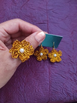 Conjunto Anillo y Pendientes Flor dorado y perlas