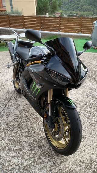 Yamaha YZF R6 Negra y Dorada