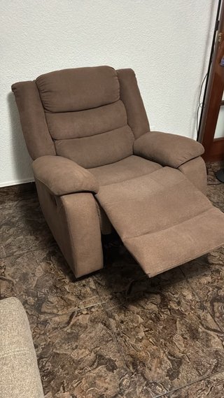 Sillón reclinable marrón de tela