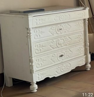 Cómoda antigua de madera y mármol