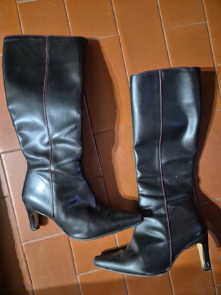 BOTAS NEGRAS DE  VESTIR CON TACON