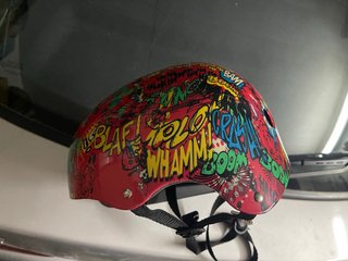 Casco infantil con diseño de cómic