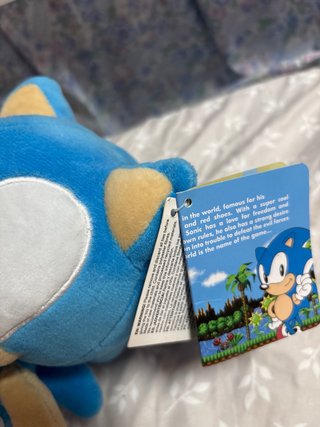 Peluche Sonic con etiquetas