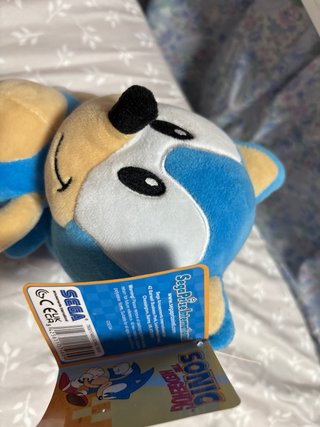 Peluche Sonic con etiquetas