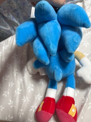 Peluche Sonic con etiquetas