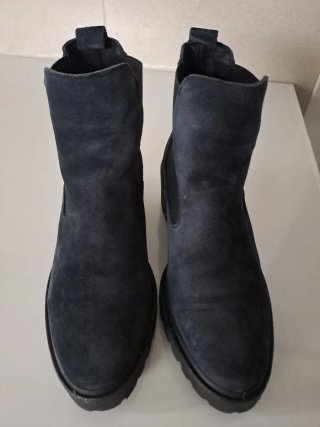 Botines ante azul marino