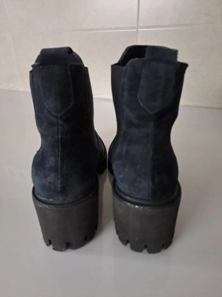 Botines ante azul marino