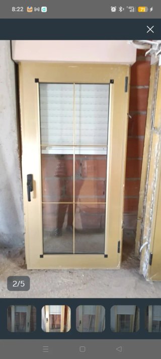 Ventana de Aluminio Dorado con Persiana