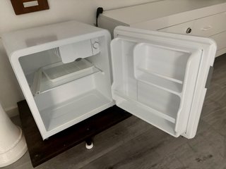 Mini nevera Midea blanca
