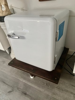 Mini nevera Midea blanca