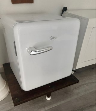 Mini nevera Midea blanca