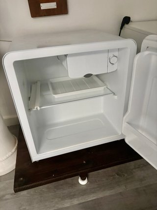 Mini nevera Midea blanca