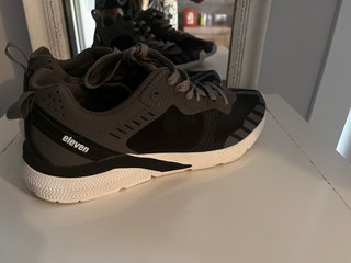 Zapatillas eleven Negras y Grises