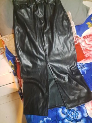 Falda midi efecto piel negra