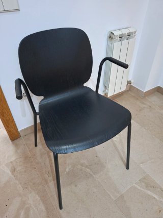 Silla negra de madera y metal