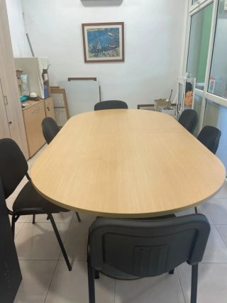 Mesa ovalada y 6 sillas de oficina