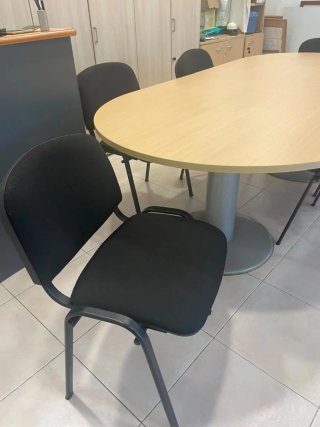 Mesa ovalada y 6 sillas de oficina