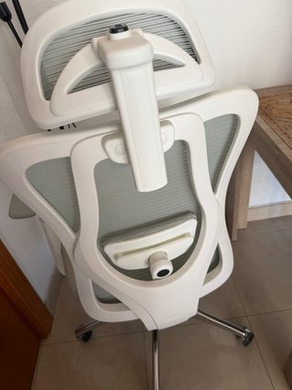 Silla de oficina ergonómica beige y gris