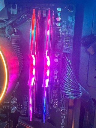 2 Memorias RAM Marca: XPG 32Gb DDR4 3000MHz 2x16
