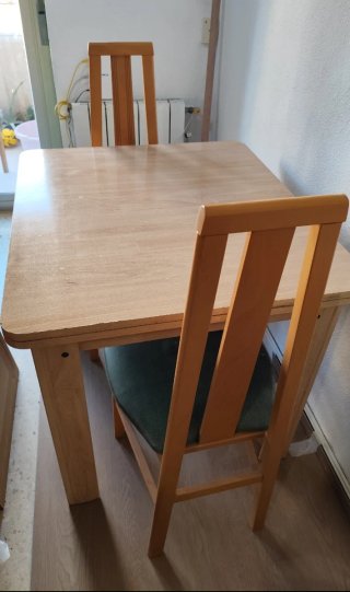 Mesa de comedor extensible y 4 sillas de madera