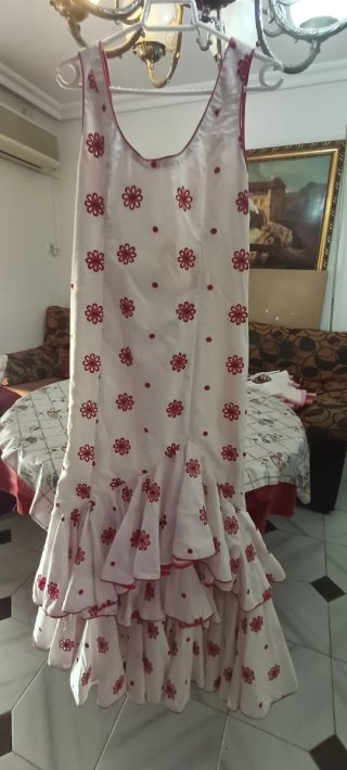 Vestido Flamenca Blanco con Flores Rojas bordadas
