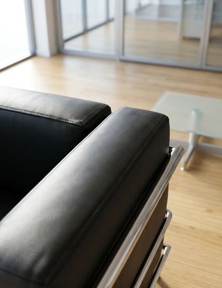 Sofá de Piel Negro con Estructura Metálica